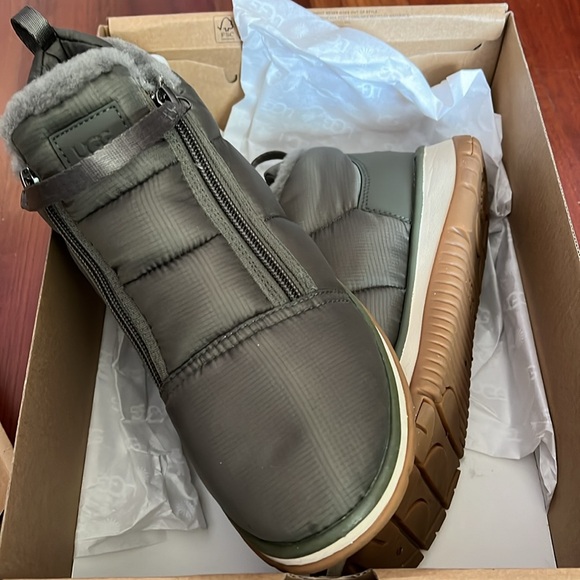 Ugg Women’s Lakesider Zip Puff boots in Olive Green! Barely worn!